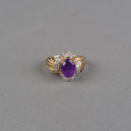 Bague en or 9k sertie d'une améthyste et petits br