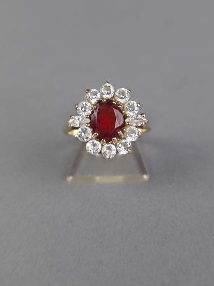 Bague marguerite en or 9k sertie de zircons. Poids