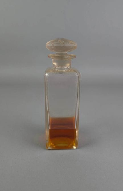 Flacon de parfum en verre de forme rectangulaire a