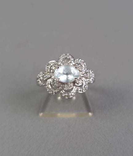 Bague en or 9k sertie d'une aigue marine. Poids br