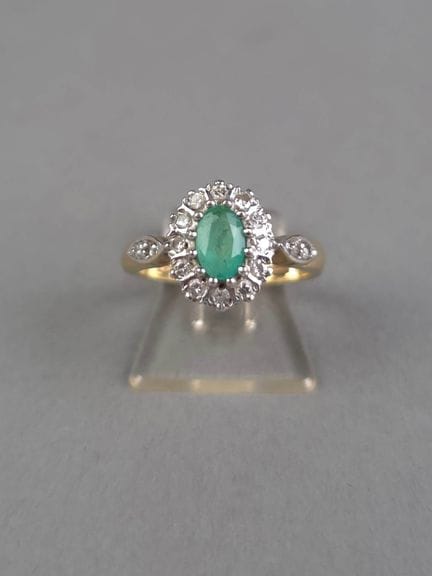 Bague en or 9k sertie d'une émeraude et petits bri