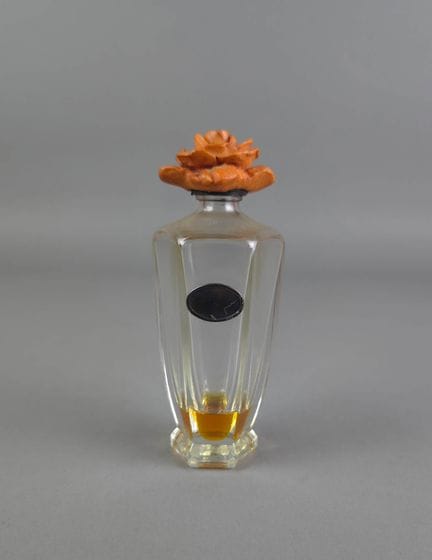 Flacon de parfum en verre à décor de côtes vertica
