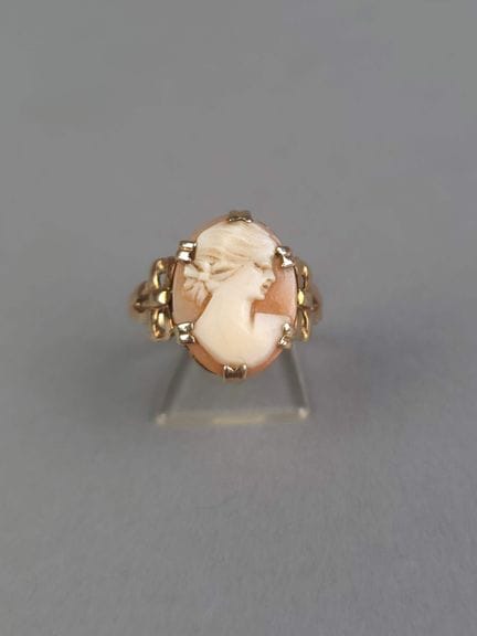 Bague en or 9k sertie d'un camée. Poids brut : 2,8