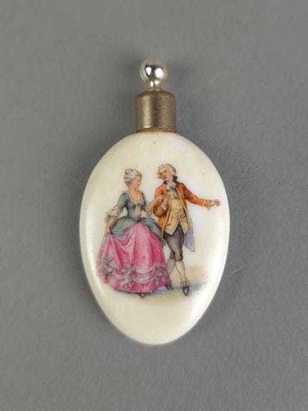 Petit flacon de parfum en porcelaine à décor d'un 
