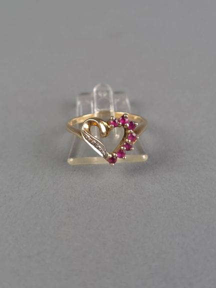 Bague en or 9k en forme de coeur. Poids brut : 1,4