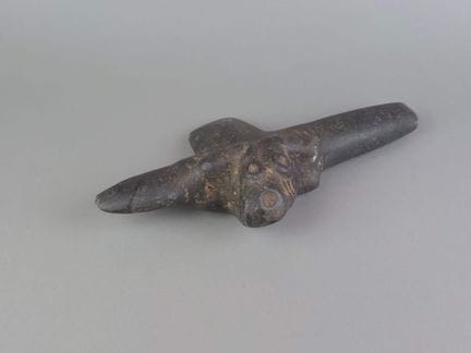 Cultura taína. Hacha votiva de piedra. 28 x 14 cm