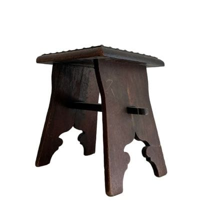 Niedrige Bank aus dunklem Holz mit viereckiger Sit