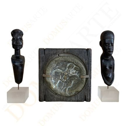 Zwei afrikanische Skulpturen auf einem Acrylsockel