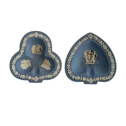 Due pezzi Wedgwood. Set di due pezzi in maiolica W