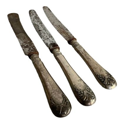 Set di 3 coltelli con manici in argento. Set di 3 