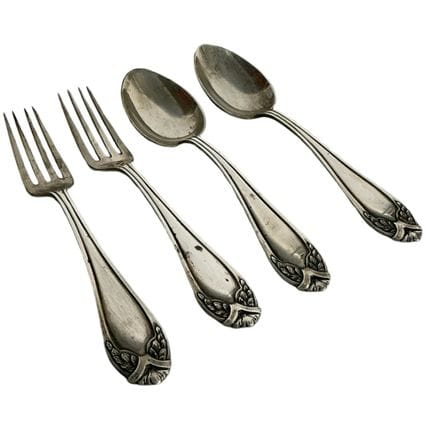 Set composto da due cucchiai e due forchette in ar