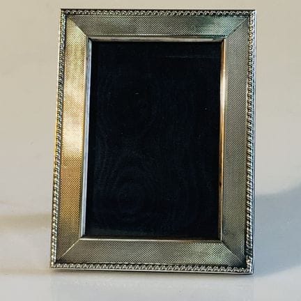 Cornice italiana in argento, decorazione a rilievo