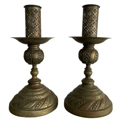 Coppia di candelieri in ottone, con decorazioni in