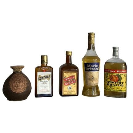 Fünf-Flaschen-Set Set aus fünf alten Getränkeflasc