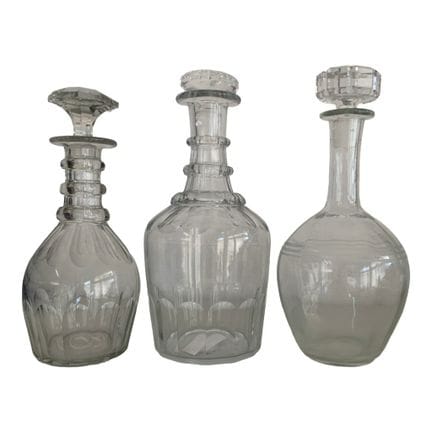 Set aus drei Flaschen aus geformtem und geschliffe