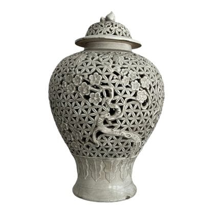 Vase mit durchbrochenem Deckel aus weißem Porzella