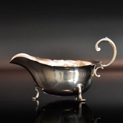 Kleine Sauciere Auf drei Füßen geschwungener Korpu