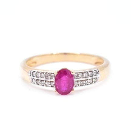 Ring Besetzt mit einem oval facettierten Rubin und