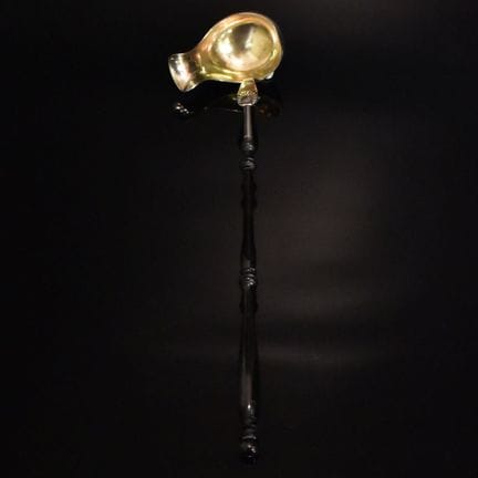 Punschkelle Muscheldekor. Monogrammgravur "H.M.". 
