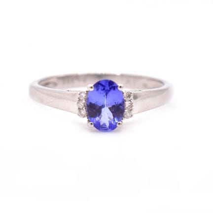 Ring Besetzt mit einem oval facettierten Tansanit,