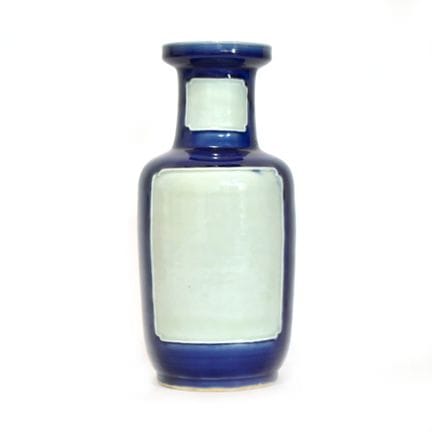 Rouleau-Vase Blauer Fond mit jeweils zwei weißen K