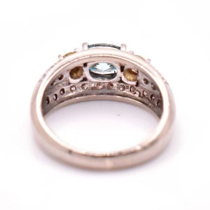 Ring Besetzt mit einem blauen Farbstein in Ovalsch