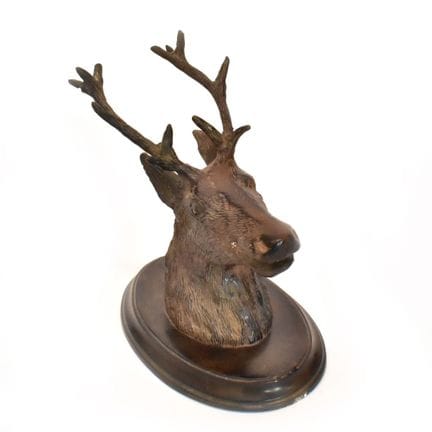 Hirschkopf Im Stil einer Jagdtrophäe mit einem ova