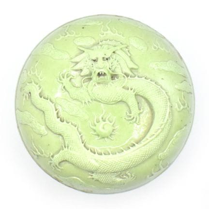 Dose Stülpdeckel. Reliefdekor: Drache mit Perle zw