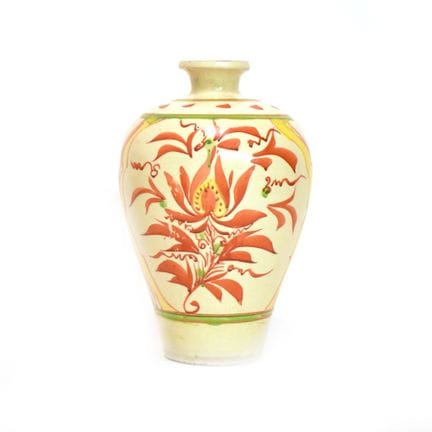 Meiping-Vase Roter Lotos auf cremefarbenem Fond. C