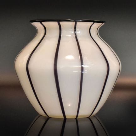 Vase Balusterform. Vertikal eingeschmolzene Fäden 
