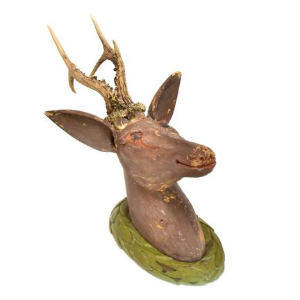 Jagdtrophäe: Rehbock-Kopf Auf einem mit Lorbeerkra