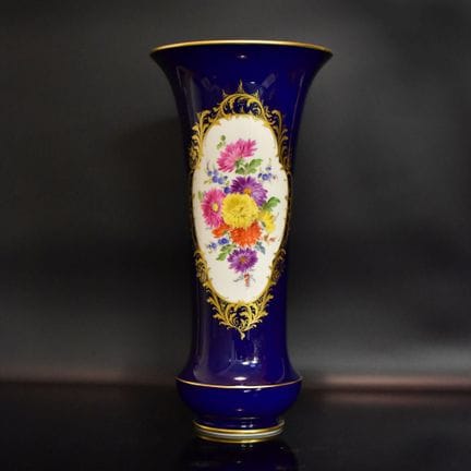 Vase Kobaltblauer Fond. Kartusche mit buntem Blume