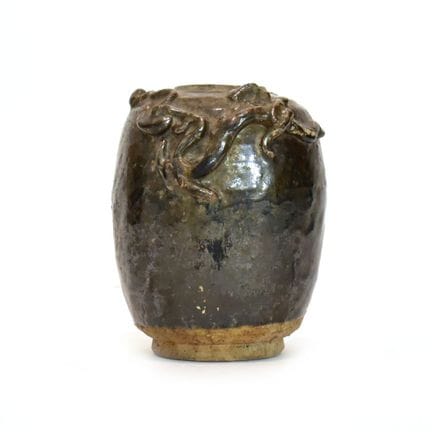 Vase Reliefiertes Fabelwesen auf der Schulter. Woh
