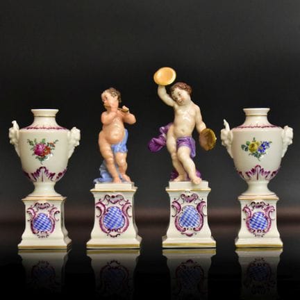 Zwei Putten und zwei Ziervasen Putto mit Querflöte