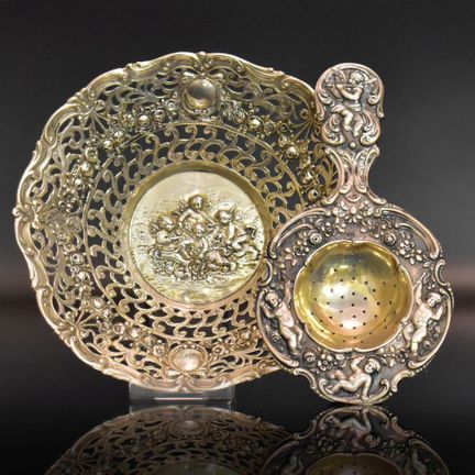 Schälchen und Teesieb Reliefdekor.    Silber. Mark