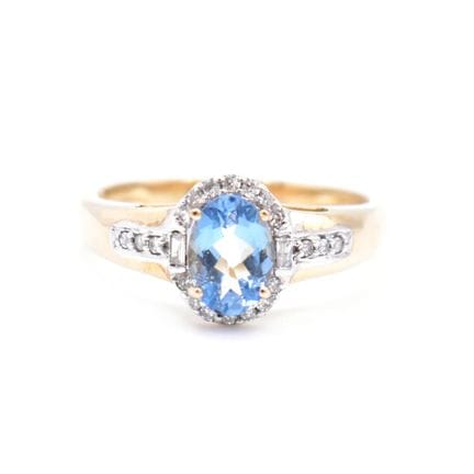 Ring  Besetzt mit einem hellblauen Farbstein in Ov