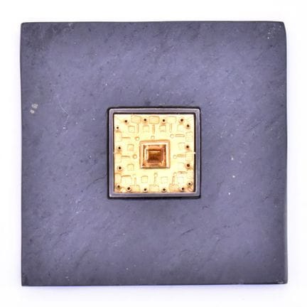 Brosche Quadratische Schieferplatte, mittig eine b