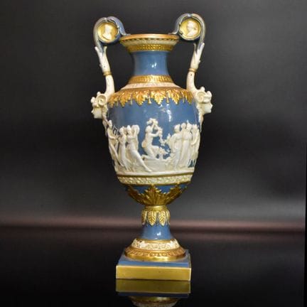 Amphorenvase Voutenhenkel mit Maskarons. Umlaufend