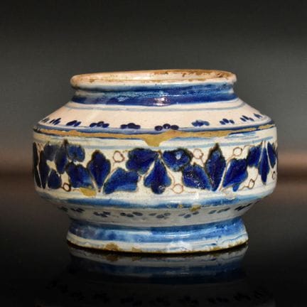 Vase Gedrückte Balusterform. Floraler Blaudekor. I