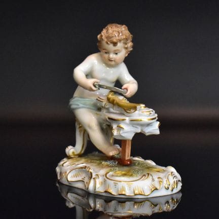 Amor, einen Bogen schnitzend  Meissen, Knaufzeit, 