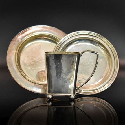 Henkeltasse und zwei Untersetzer Verschiedene Form