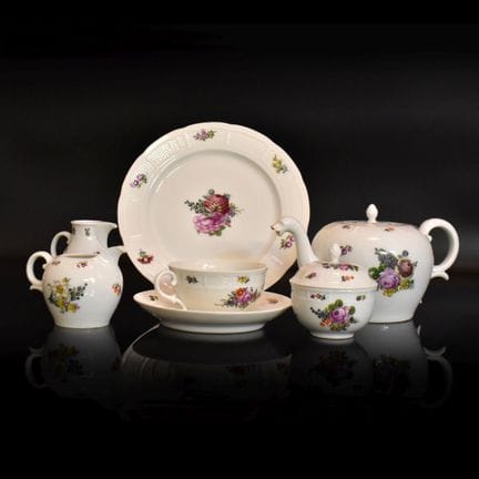 Teeservice, 24tlg Form: Korb. Bunter Blumendekor.
