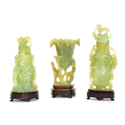 Zwei Deckelvasen und eine Vase Zwei Deckelvasen be