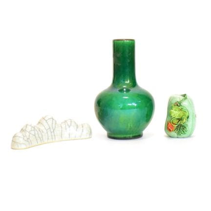 Flaschenvase, Pinselablage und Zierkürbis  China, 