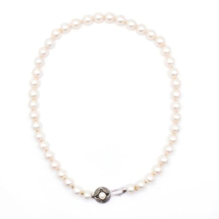 Collier Einreihig. Weiße Zuchtperlen, Ø 8 mm. Schl