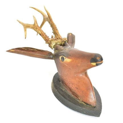Jagdtrophäe: Rehbock-Kopf Auf einem Wandschild mon