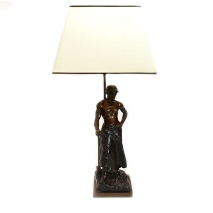 Stahlarbeiter Auf den Sockel einer Tischlampe mont