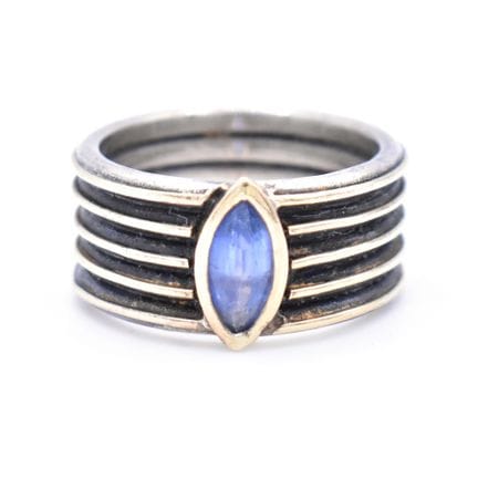 Ring Besetzt mit einem blauen Saphir in Navettesch