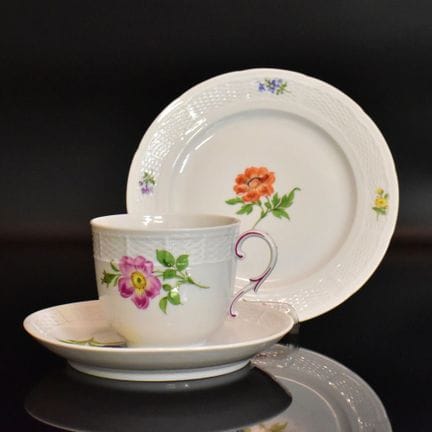Kaffeegedeck Form: Korb. Bunter Blumendekor. Drei 