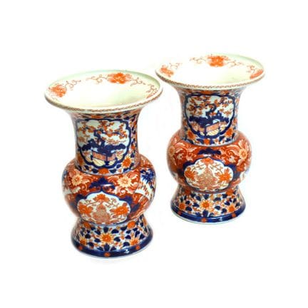 Ein Paar Imari-Vasen Balusterform. Unterglasurblau